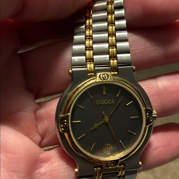Gorgeous vintage Gucci watch. Feels like butter when on wrist! Make offer! - Picture 11 of 11